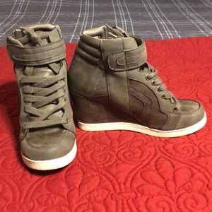 Wedge tennis’s shoes